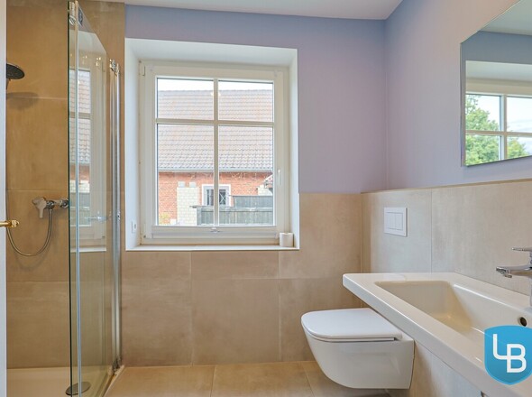 Modernes Duschbad mit Fenster