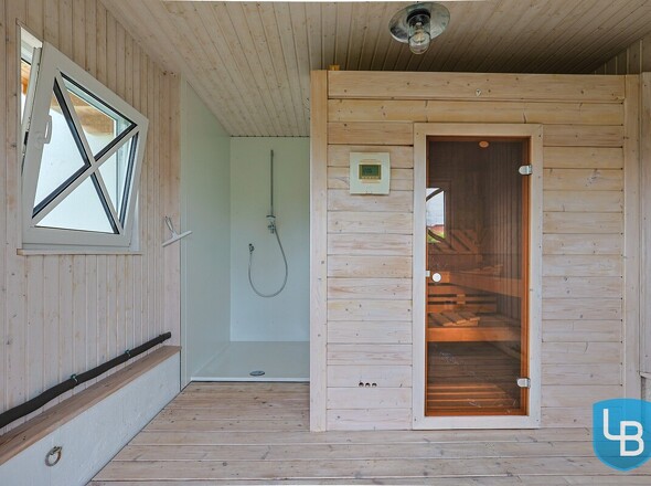 Sauna und Dusche im Nebengebäude