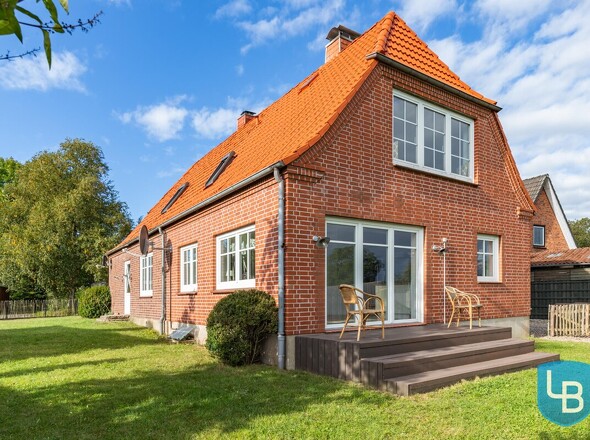 Zugang zum Haus über eine Terrasse