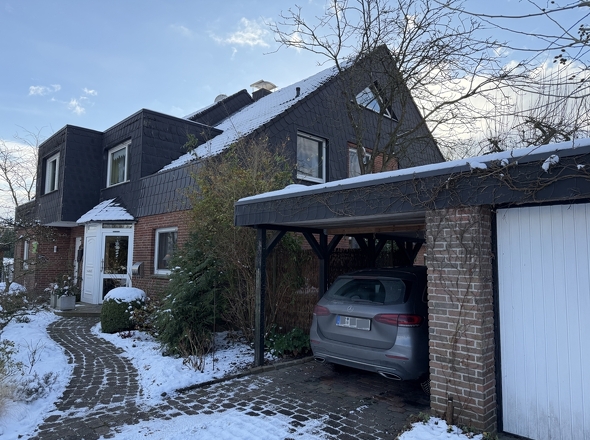 Eingangsbereich mit Carport & Garage