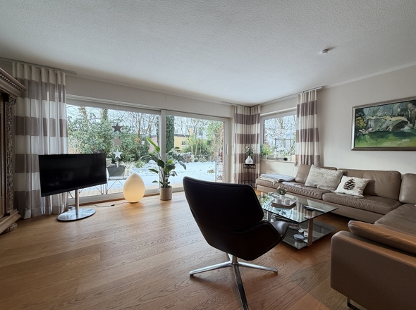 Heller Wohnbereich mit Terrassenzugang