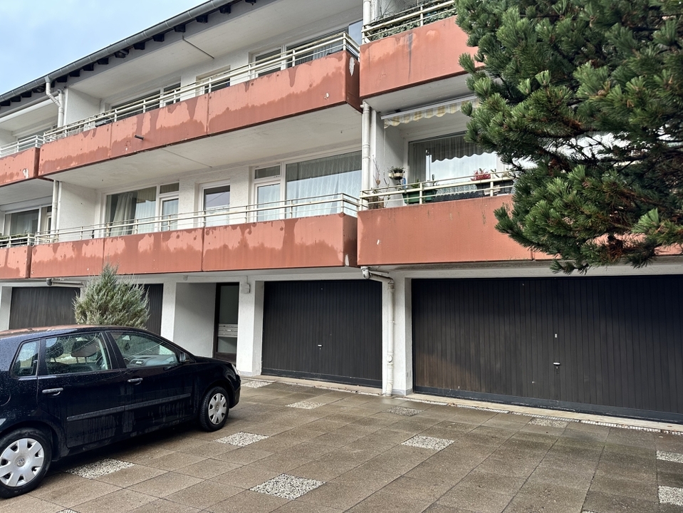 Außenansicht mit Garage