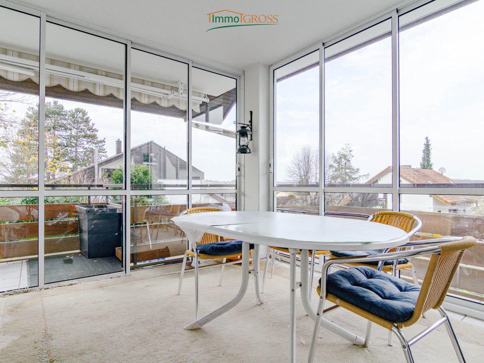Heller Wintergarten mit Zugang zum Balkon