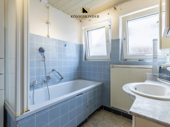 Helles Badezimmer mit Badewanne