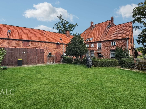 Grundstück mit Stallungen