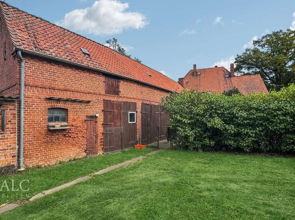 Grundstück mit Stallungen