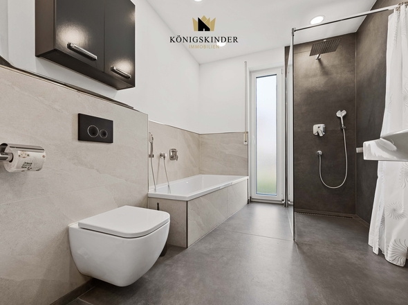 ...mit Wanne und Dusche...