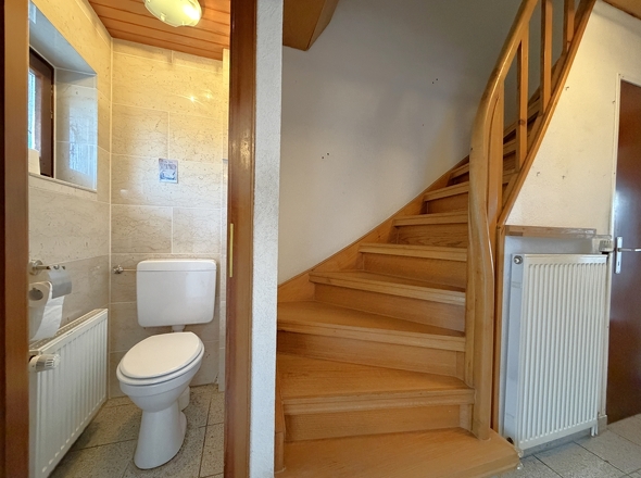 Gäste-WC / Treppe ins Obergeschoss