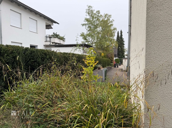Garten neben kleinen Balkon