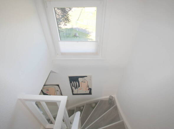 DG-Treppenfenster und Blick auf die Zufahrt