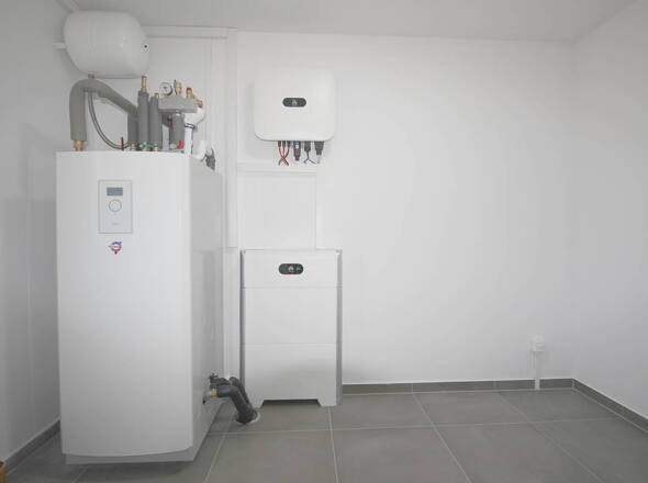 Technikraum mit PV-Anlage u. PV-Speicher u. Platz für WM u. Trockner