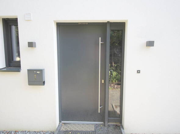 Großzügiger und heller Hauseingangsbereich DHH