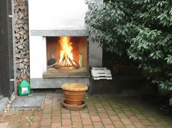 Grillkamin auf der Terrasse