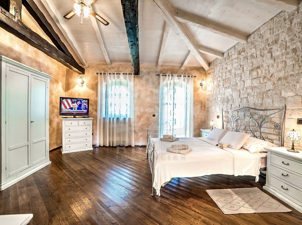 1. Stock mit Hauptschlafzimmer und Balkonen 