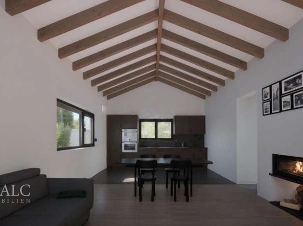 ... mit angrenzendem Küchenbereich