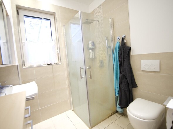 Badezimmer mit Fenster