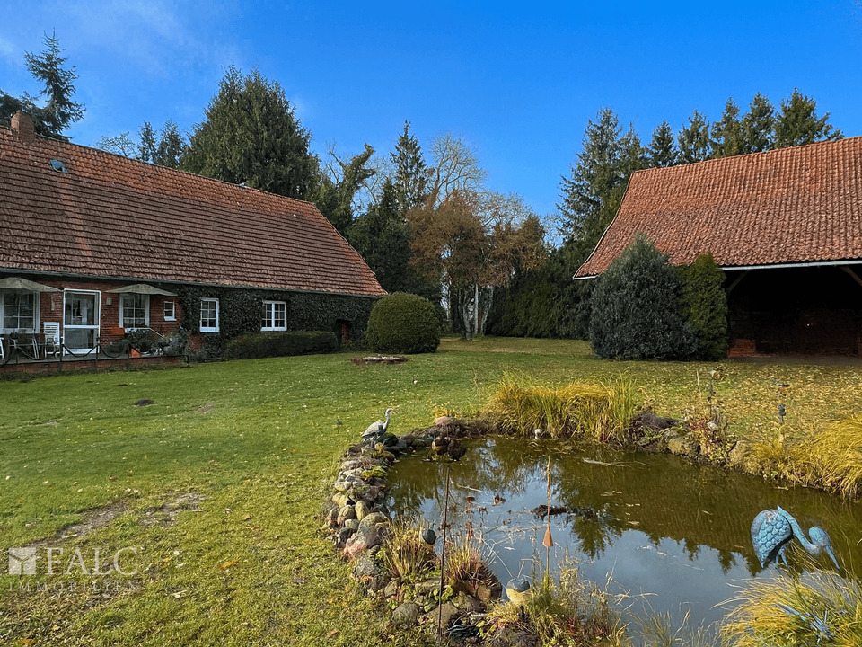 Hausansicht und Scheune