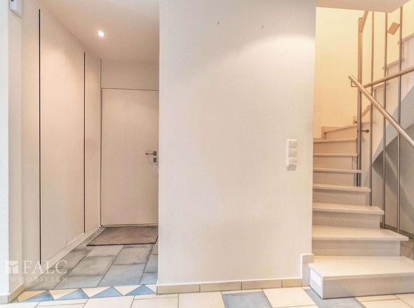 Garagenzugang u. Treppe - (KI generiert)