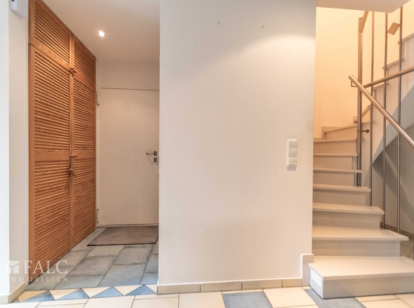 Garagenzugang u. Treppe ALT