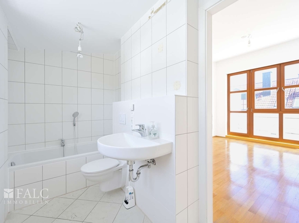 DG Badezimmer schräg Blick Zimmer