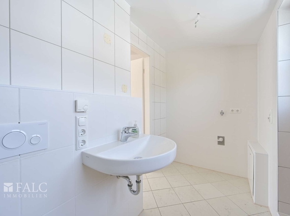 DG Badezimmer schräg Blick Tür