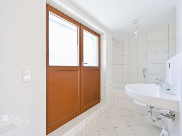 DG Badezimmer schräg Blick Balkon