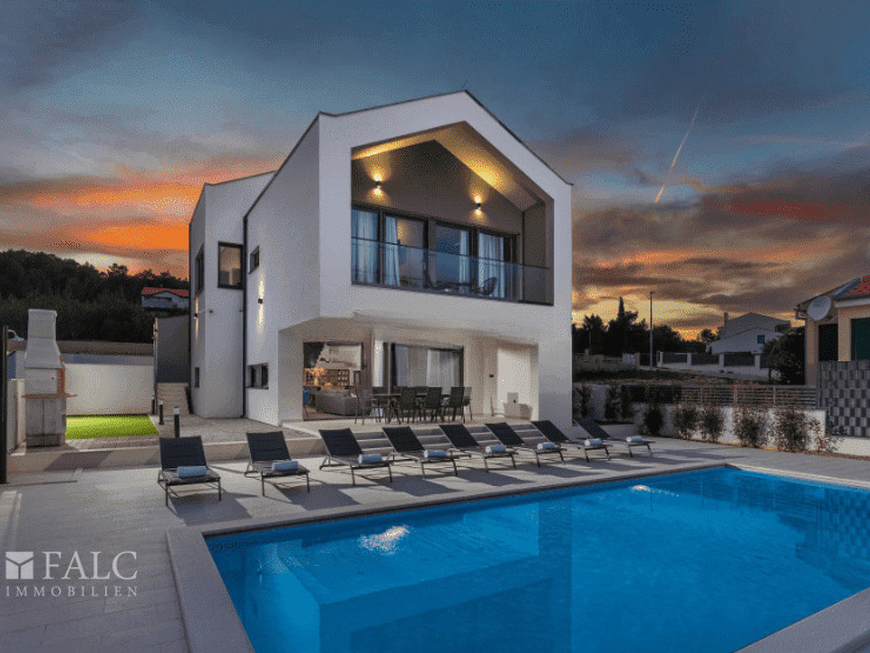 Moderner Außenbereich mit Pool