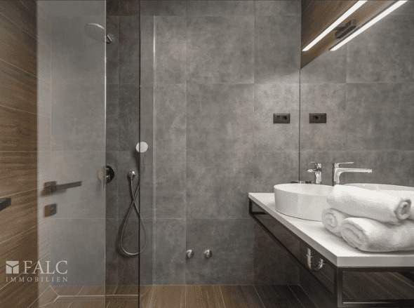 Modernes Duschbad