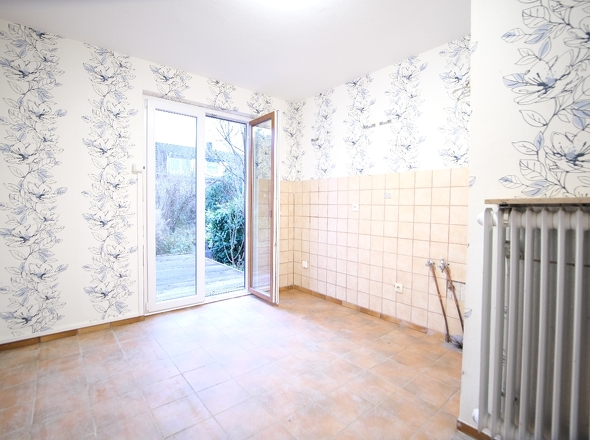 Küche mit Terrassenzugang