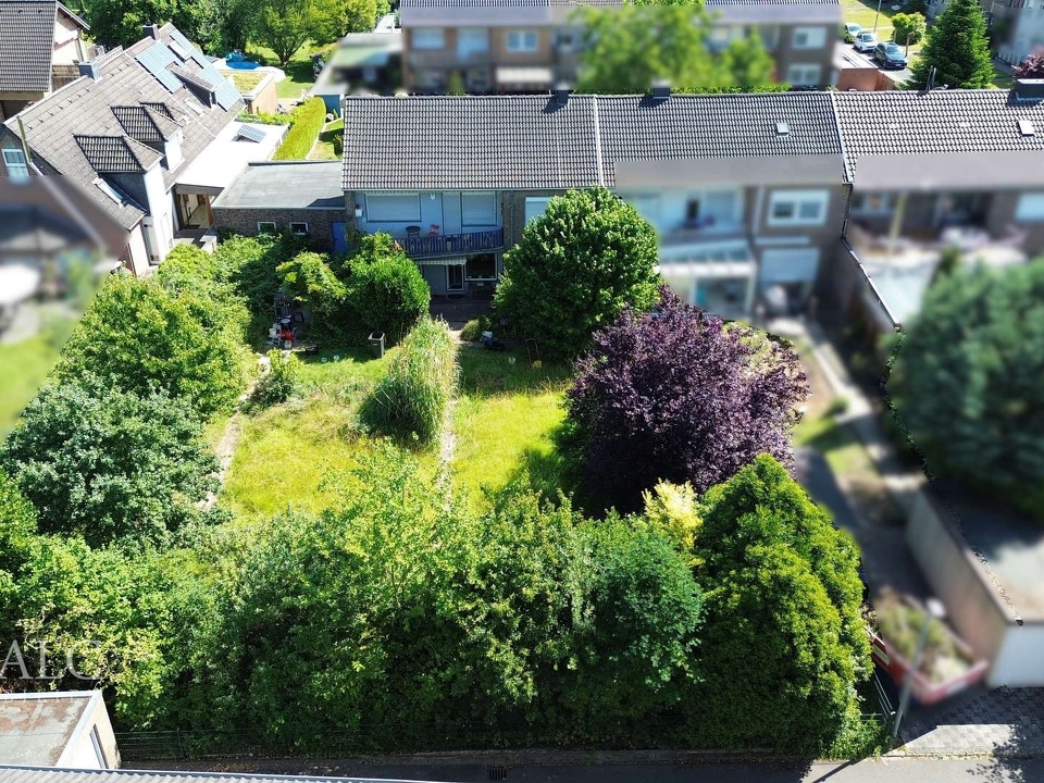 Hausansicht mit Garten