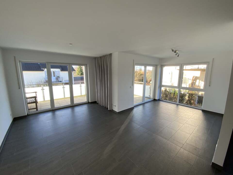 Wohnbereich mit 2 Zugängen auf den Balkon