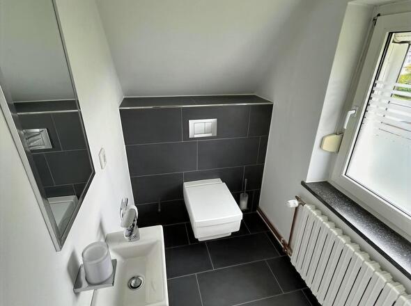 Modernisiertes, schickes WC im DG