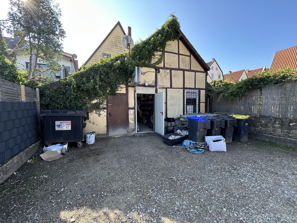 Rückansicht mit Parkmöglichkeiten