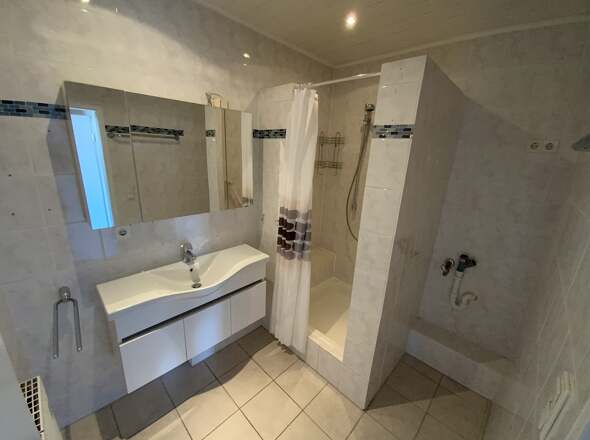 Badezimmer mit Dusche