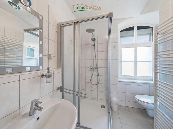 Helles Badezimmer mit Dusche