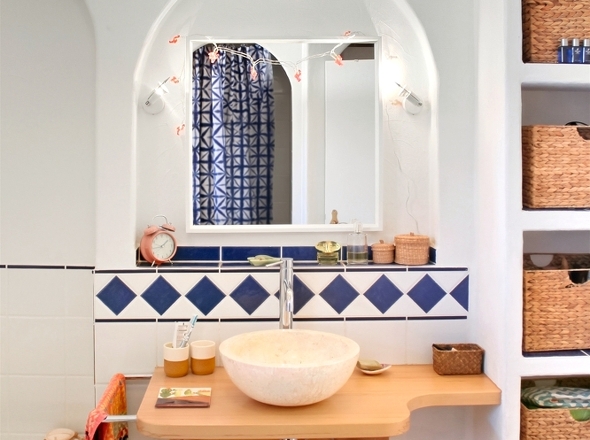 Badezimmer mit Dusche und Badwanne