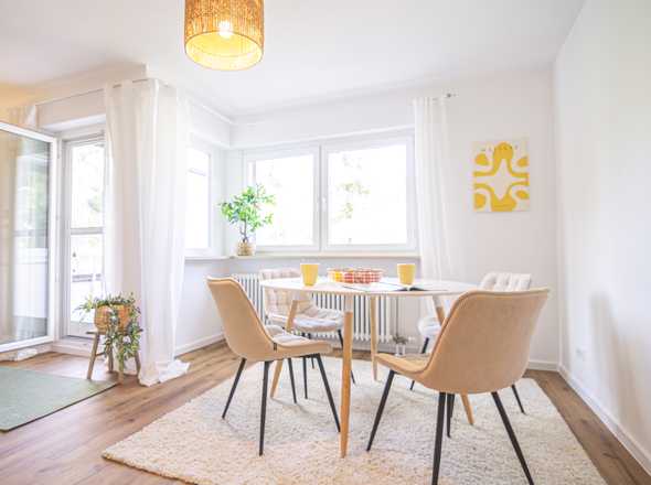 Essbereich im Wohnzimmer mit Zugang...