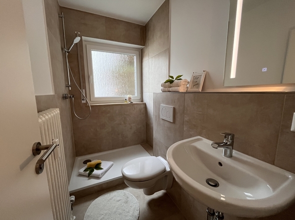 Weiteres Badezimmer mit Dusche