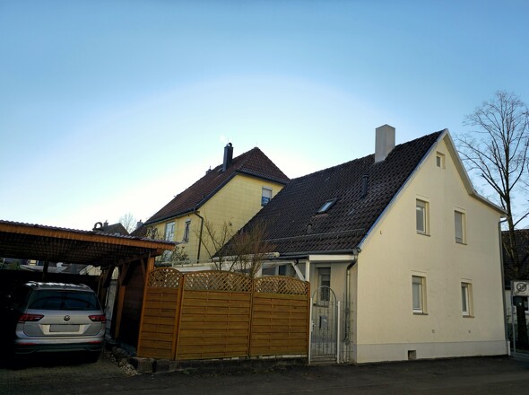 Blick auf das Grundstück mit Carport