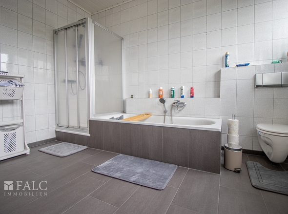 Modernes Badezimmer