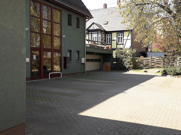 Hof mit Stellplätzen