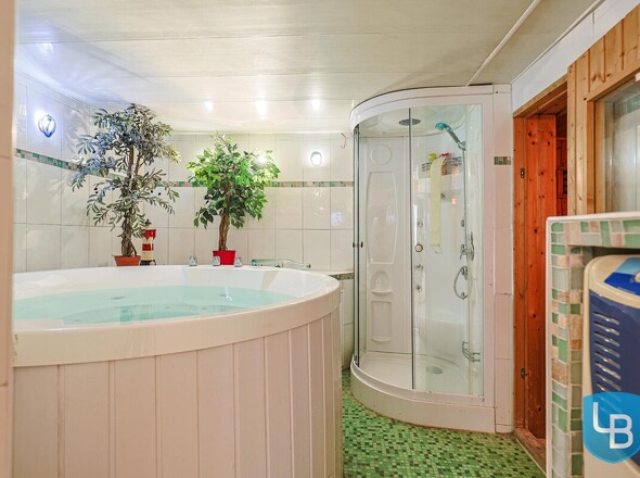 WE1 / KG: Whirlpool mit Dusche 