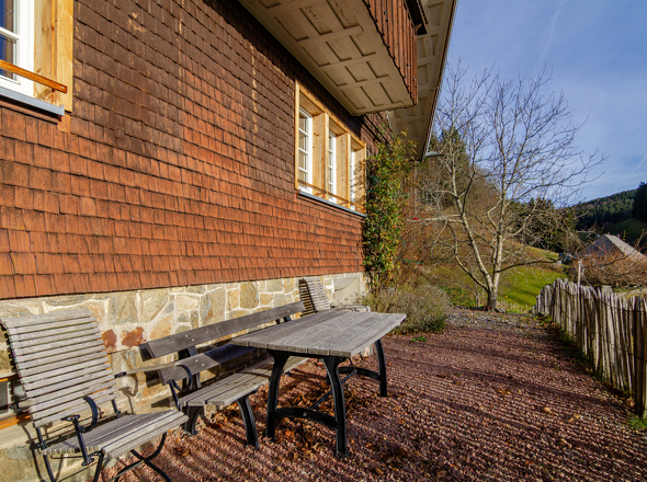 Sitzgelegenheiten rund um die Hotelanlage