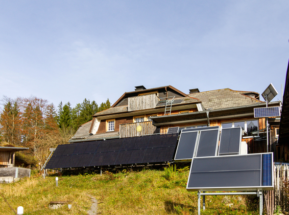 Photovoltaikanlagen hinter dem Haus