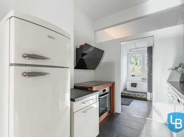 Küche mit Oberlicht zum Badezimmer