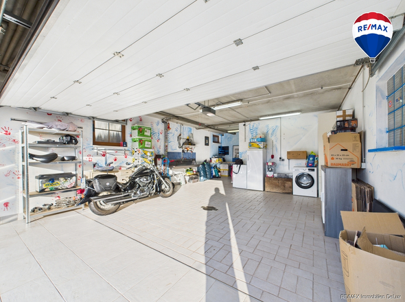 REMAX Immobilien DeLux Einfamilienhaus in Besseringen Garage