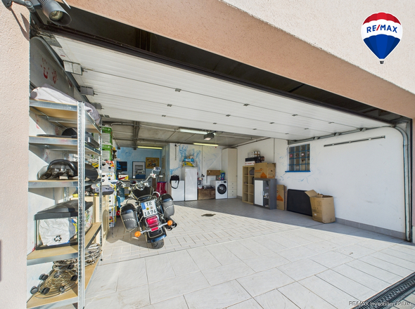 REMAX Immobilien DeLux Einfamilienhaus in Besseringen Garage