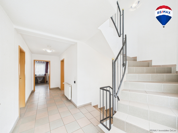 RE/MAX Immobilien DeLux Zweifamilienhaus Lebach - Steinbach  Flur