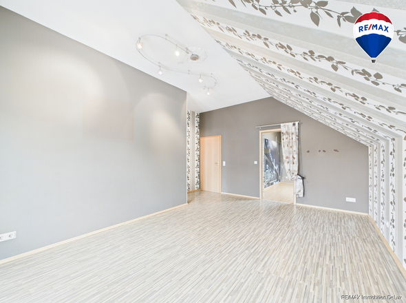 RE/MAX Immobilien DeLux Zweifamilienhaus Lebach - Steinbach  Wohnzimmer