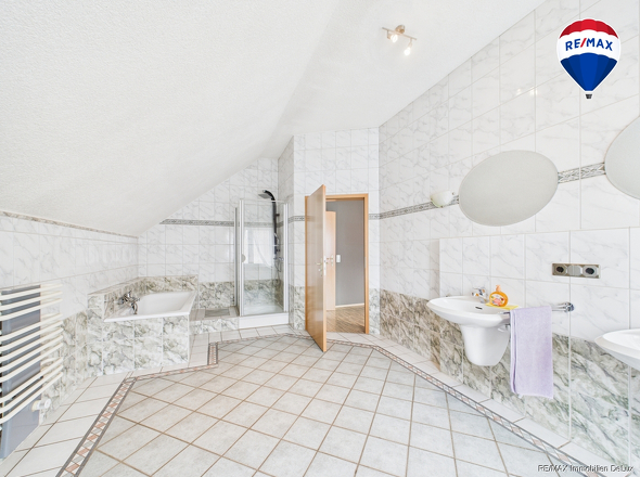 RE/MAX Immobilien DeLux Zweifamilienhaus Lebach - Steinbach  Badezimmer